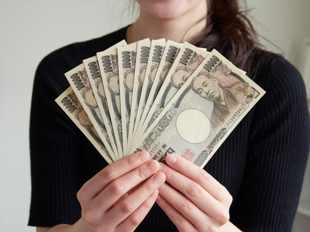 お金を持つ女性